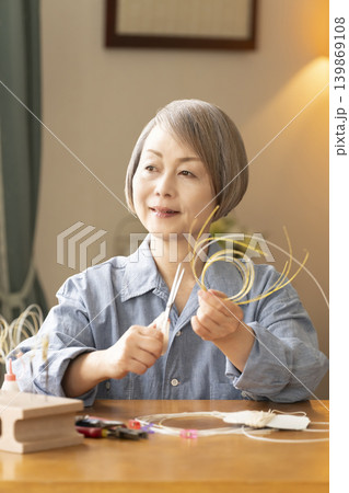 水引で髪飾りを作るシニア女性 139869108