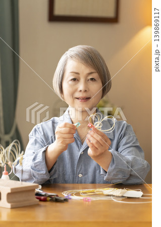水引で髪飾りを作るシニア女性 139869117