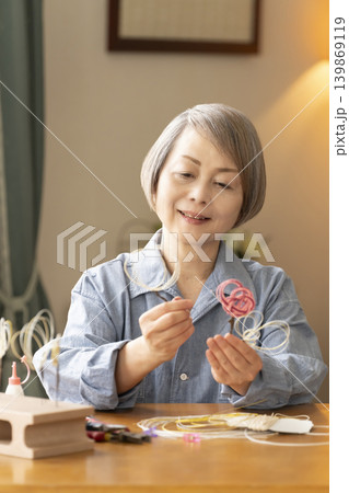水引で髪飾りを作るシニア女性 139869119