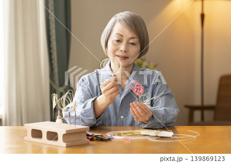 水引で髪飾りを作るシニア女性 139869123