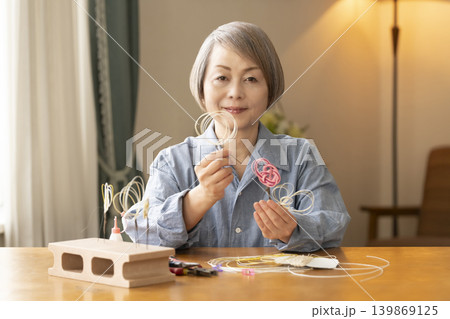 水引で髪飾りを作るシニア女性 139869125