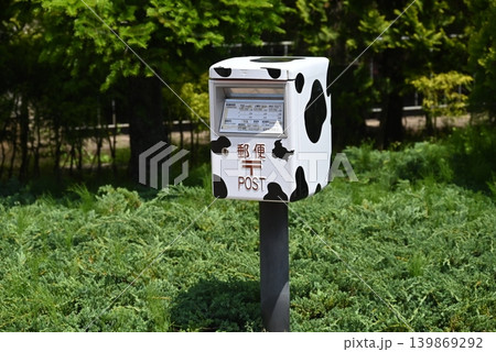 観光地にあった牛の模様がほどこされたポスト 観光地にあった牛の模様がほどこされたポスト 139869292
