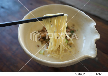 箸で麺をあげる 箸で麺をあげる 139869295
