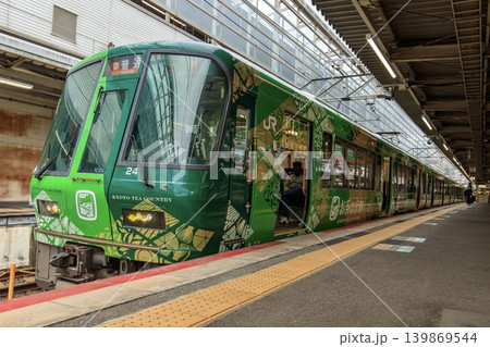 京都駅に停車中の奈良線221系ラッピング列車（お茶の京都トレイン） 139869544