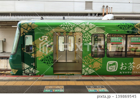 京都駅に停車中の奈良線221系ラッピング列車(お茶の京都トレイン) 京都駅に停車中の奈良線221系ラッピング列車(お茶の京都トレイン) 139869545