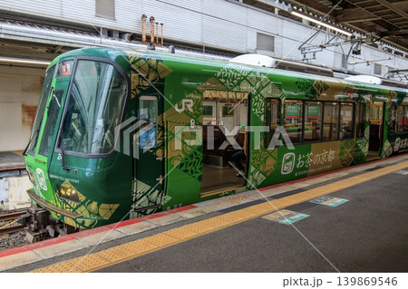 京都駅に停車中の奈良線221系ラッピング列車（お茶の京都トレイン） 139869546