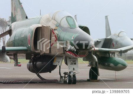 雨の駐機場の航空自衛隊RF-4EファントムⅡ偵察機 雨の駐機場の航空自衛隊RF-4EファントムⅡ偵察機 139869705