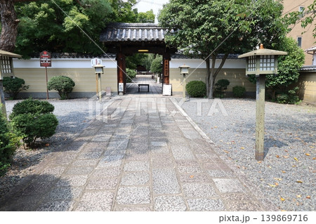 京都市上京区にある千本釈迦堂の入口門風景 京都市上京区にある千本釈迦堂の入口門風景 139869716