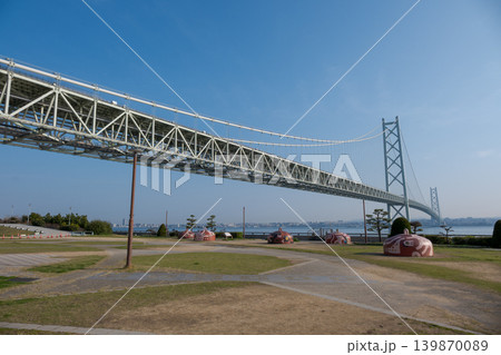 道の駅あわじの広場と頭上をまたぐ明石海峡大橋 139870089