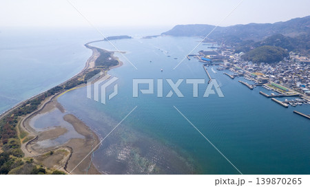 淡路橋立」と呼ばれる成ヶ島の美しい砂州と由良港(ドローン空撮) 淡路橋立」と呼ばれる成ヶ島の美しい砂州と由良港(ドローン空撮) 139870265
