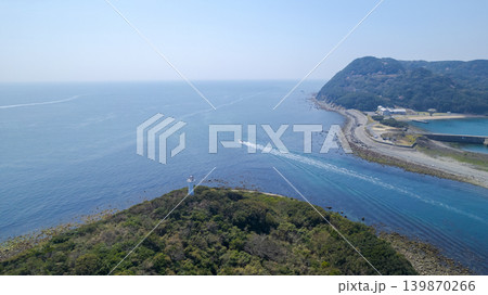 成ヶ島の先端と海峡に建つ白い灯台・高埼灯台(淡路島・ドローン空撮) 成ヶ島の先端と海峡に建つ白い灯台・高埼灯台(淡路島・ドローン空撮) 139870266