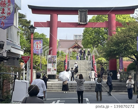 参拝する人々 139870272