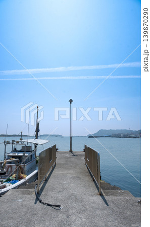 成ヶ島の渡船発着場と穏やかな由良の海(淡路島) 成ヶ島の渡船発着場と穏やかな由良の海(淡路島) 139870290
