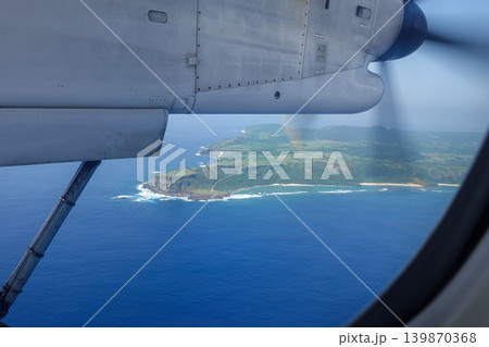 【与那国島】空から見る与那国島と珊瑚礁の海 139870368