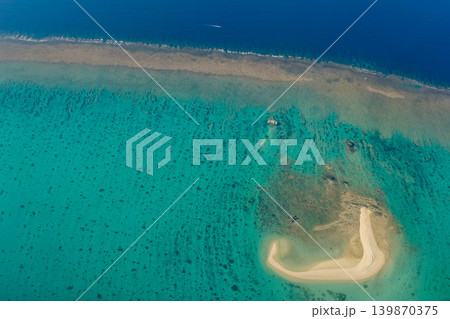 【与那国島】空から見る与那国島と珊瑚礁の海 【与那国島】空から見る与那国島と珊瑚礁の海 139870375