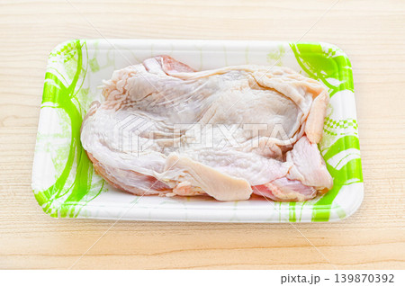 九州産銘柄鶏・華味鶏のもも肉 パック入り 九州産銘柄鶏・華味鶏のもも肉 パック入り 139870392