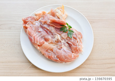 九州産銘柄鶏・華味鶏のもも肉 139870395