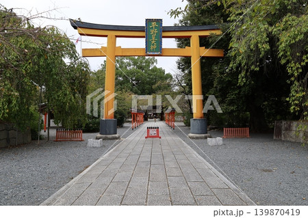 京都市北区にある平野神社の参道入り口風景 139870419