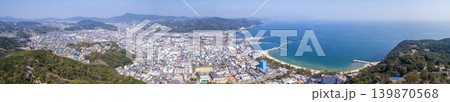 洲本市街地と美しい大浜海岸のパノラマ絶景（淡路島・ドローン空撮） 139870568
