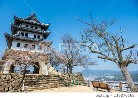 桜咲く洲本城跡の天守閣と洲本市街地の眺望(淡路島) 桜咲く洲本城跡の天守閣と洲本市街地の眺望(淡路島) 139870569