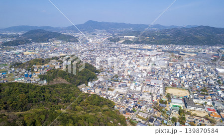淡路島・洲本市の中心市街地と豊かな山並み(ドローン空撮) 淡路島・洲本市の中心市街地と豊かな山並み(ドローン空撮) 139870584