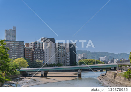 広島市の川辺の風景　駅間大橋から見た風景 139870986