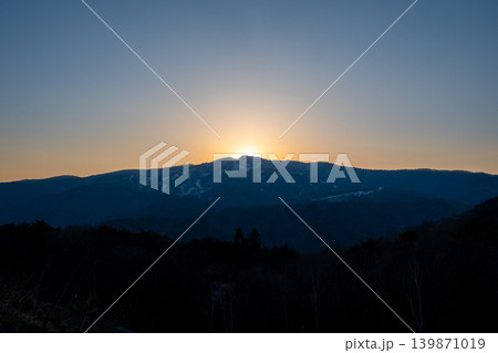 夕暮れ時、大日ヶ岳のシルエットと空の色が変わりゆく風景 夕暮れ時、大日ヶ岳のシルエットと空の色が変わりゆく風景 139871019