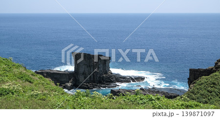【与那国島】軍艦岩 【与那国島】軍艦岩 139871097