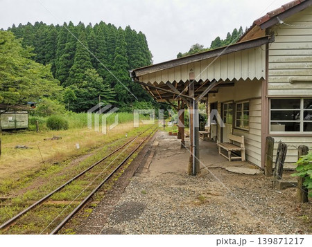 曇り空の下の趣のある古い駅舎と線路 139871217