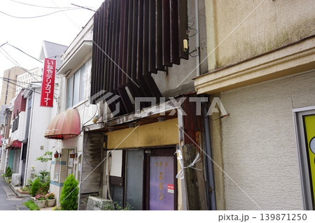東京都新宿区西早稲田一丁目の早稲田大学周辺の街並みの風景 東京都新宿区西早稲田一丁目の早稲田大学周辺の街並みの風景 139871250