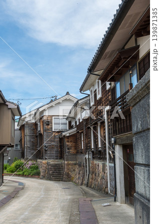 趣ある石垣と木造建築が続く城端の路地（富山県南砺市） 139871385