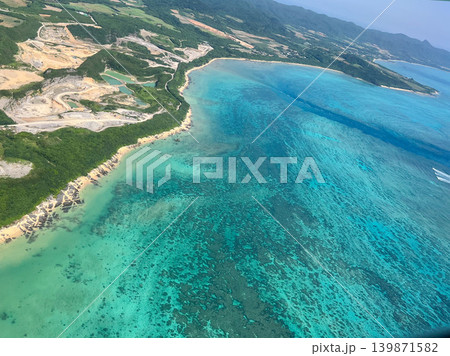 【与那国島】空から見る与那国島と珊瑚礁の海 139871582