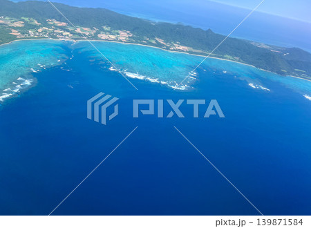 【与那国島】空から見る与那国島と珊瑚礁の海 【与那国島】空から見る与那国島と珊瑚礁の海 139871584