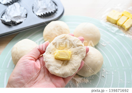 バターを詰めるパン生地 バターを詰めるパン生地 139871692