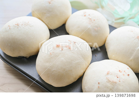 マフィン型で焼く塩パン　焼く前 139871698