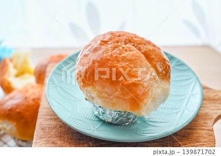 バターたっぷり手作りの塩パン バターたっぷり手作りの塩パン 139871702