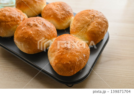 マフィン型焼いた塩パン マフィン型焼いた塩パン 139871704