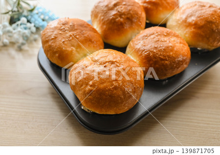 マフィン型焼いた塩パン マフィン型焼いた塩パン 139871705