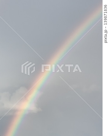 雨上がりの曇り空にくっきりと架かる鮮やかな虹 139871836