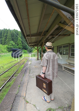 駅のホームで電車を待つ男性 駅のホームで電車を待つ男性 139871903