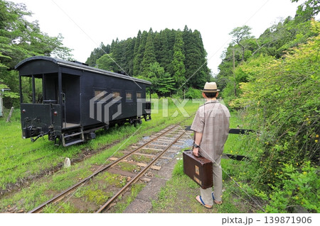 駅のホームで電車を待つ男性 139871906