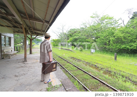 駅のホームで電車を待つ男性 駅のホームで電車を待つ男性 139871910