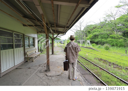 駅のホームで電車を待つ男性 139871915