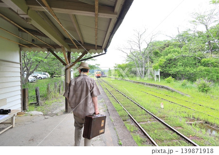 駅のホームで電車を待つ男性 駅のホームで電車を待つ男性 139871918