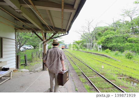 駅のホームで電車を待つ男性 駅のホームで電車を待つ男性 139871919