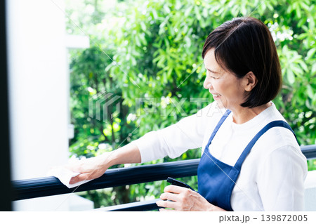 ベランダの掃除をする女性 139872005