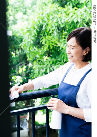 ベランダの掃除をする女性 139872008