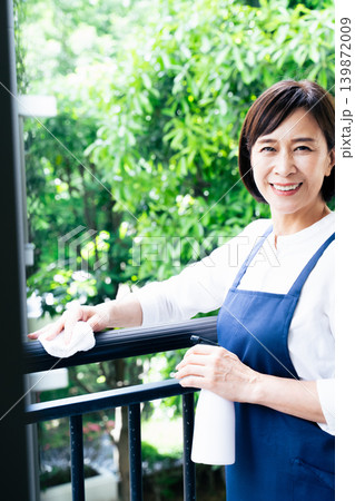 ベランダの掃除をする女性 139872009