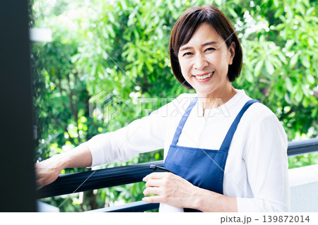 ベランダの掃除をする女性 139872014