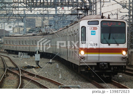 練馬高野台に進入する 東京メトロ7000系 7109F 練馬高野台に進入する 東京メトロ7000系 7109F 139872023
